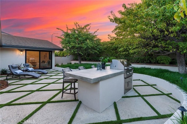 35 Beachcomber Dr, Corona Del Mar, CA 92625 - patio terrace at dusk with exterior kitchen and a patio area