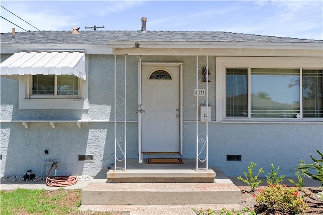 513 W D St, Wilmington, CA 90744 - entrance to property featuring stucco siding and crawl space