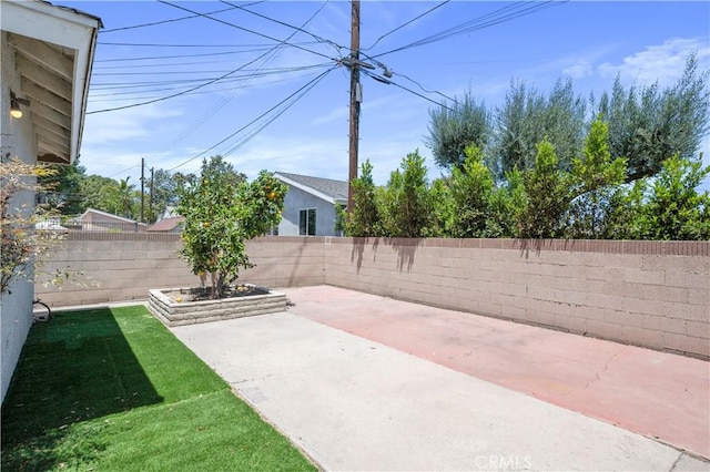 513 W D St, Wilmington, CA 90744 - fenced backyard featuring a patio