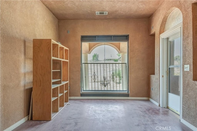 11110 Choctaw Dr, Bakersfield, CA 93308 - entryway with concrete flooring