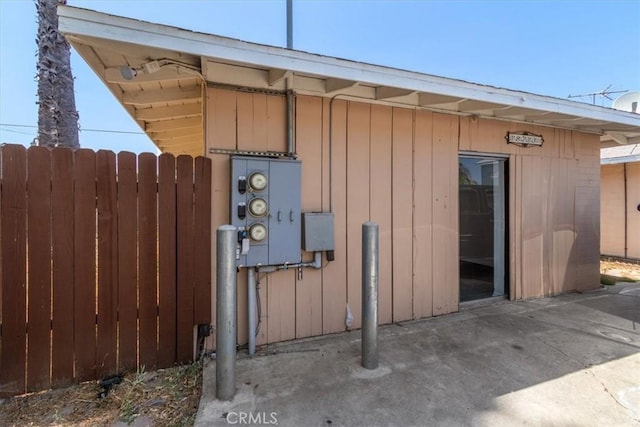 18713 Vanowen St, Reseda, CA 91335 - entrance to property