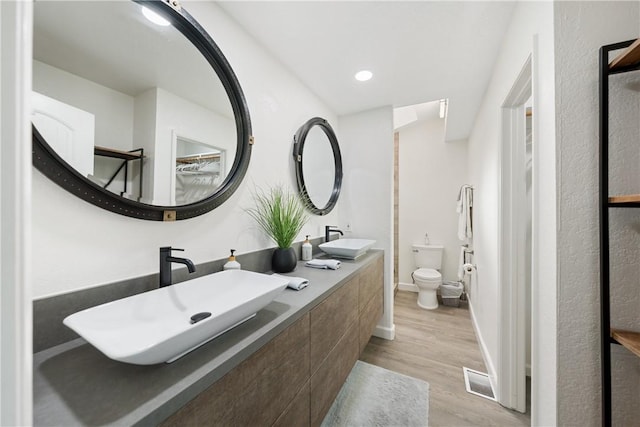 33851 Madera De Playa, Temecula, CA 92592 - full bath with wood finished floors and double vanity