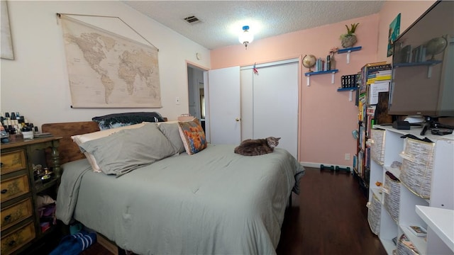 522 S 5th St, Montebello, CA 90640 - bedroom with dark wood-type flooring, a closet, and a textured ceiling