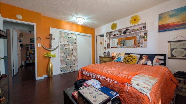522 S 5th St, Montebello, CA 90640 - bedroom featuring wood finished floors, a textured ceiling, and a closet
