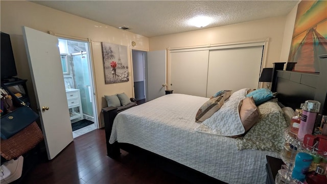 522 S 5th St, Montebello, CA 90640 - bedroom with dark wood-type flooring, a closet, a textured ceiling, and connected bathroom