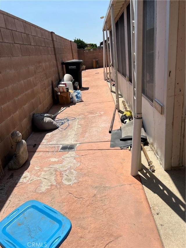 1441 Edgewood Ln, Hemet, CA 92543 - fenced backyard with a patio