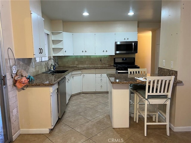 1441 Edgewood Ln, Hemet, CA 92543 - kitchen with stainless steel appliances, dark stone counters, a peninsula, a breakfast bar area, and recessed lighting