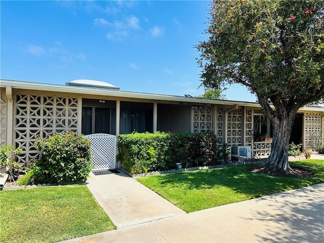 13620 Alderwood Ln Unit 76D, Seal Beach, CA 90740 - view of front of home featuring a front lawn