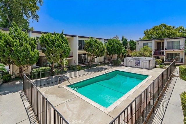 820 N Raymond Ave, Pasadena, CA 91103 - community pool with a patio area