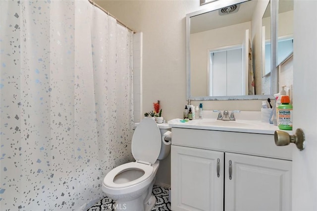 820 N Raymond Ave, Pasadena, CA 91103 - bathroom featuring vanity and a shower with shower curtain