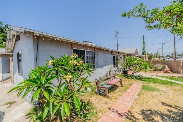 9964 Cedar Ave, Bloomington, CA 92316 - view of side of property with stucco siding