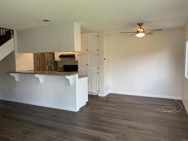 9847 Mission Vega Rd Unit 3, Santee, CA 92071 - kitchen with freestanding refrigerator, electric stove, a kitchen bar, dark wood-type flooring, and ceiling fan