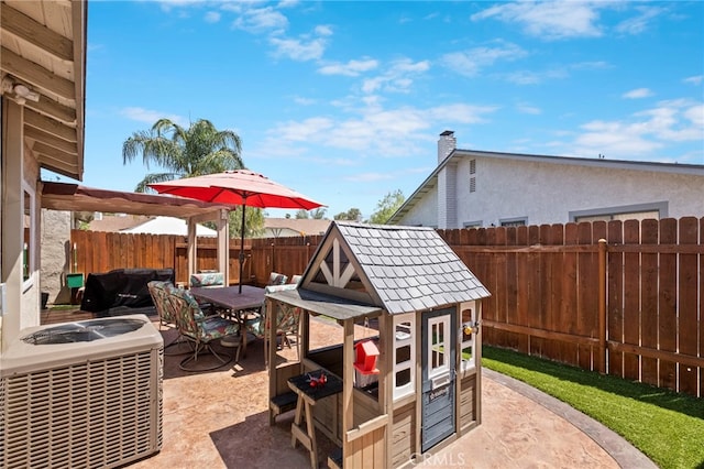 3197 Bexfield Ct, Riverside, CA 92503 - fenced backyard with a patio area and outdoor dining space