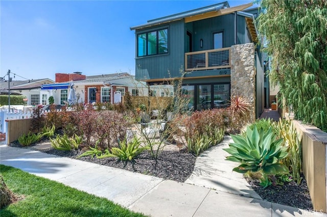 6191/2 Marguerite, Corona Del Mar, CA 92625 - back of house featuring a balcony