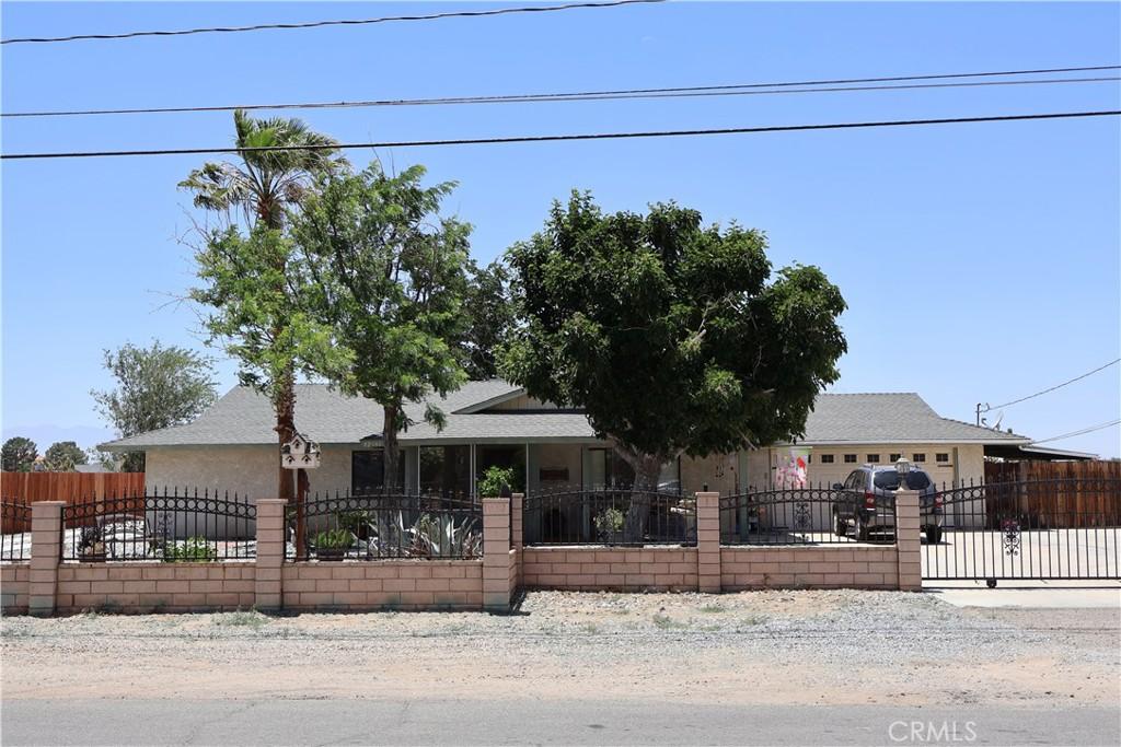 12386 Pawnee Rd, Apple Valley, CA 92308 - view of front of house featuring a fenced front yard and roof with shingles