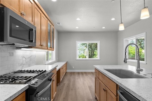 1906 Crandall Way, Paradise, CA 95969 - kitchen featuring stainless steel appliances, healthy amount of natural light, recessed lighting, light wood-type flooring, and decorative backsplash