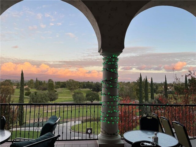 636 NW Avenida Sevilla # O, Laguna Woods, CA 92637 - patio terrace at dusk with a balcony
