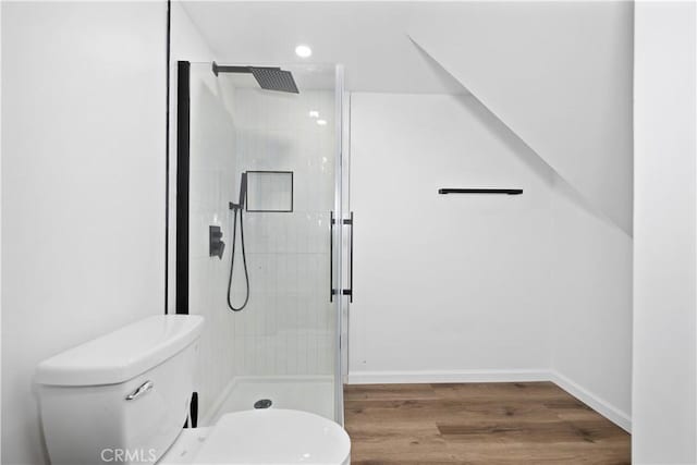 990 Nesthorn Dr, Crestline, CA 92325 - bathroom featuring tiled shower, wood finished floors, and recessed lighting