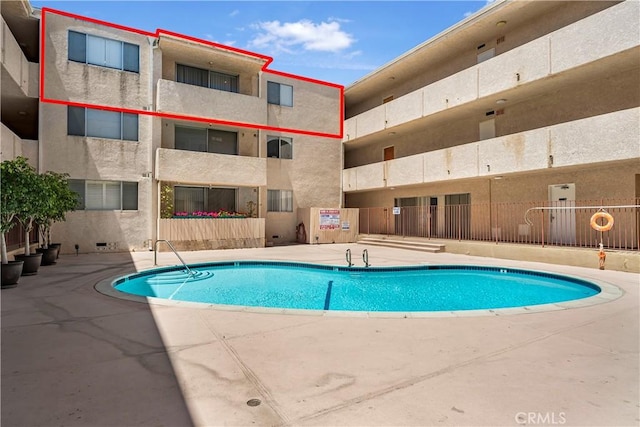 5429 Newcastle Ave Unit 309, Encino, CA 91316 - community pool with a patio area