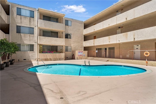5429 Newcastle Ave Unit 309, Encino, CA 91316 - community pool with a patio area