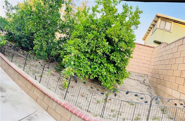 325 Deodar St, Redlands, CA 92374 - view of yard