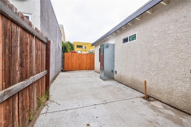 123 W 56th St, Los Angeles, CA 90037 - view of patio / terrace