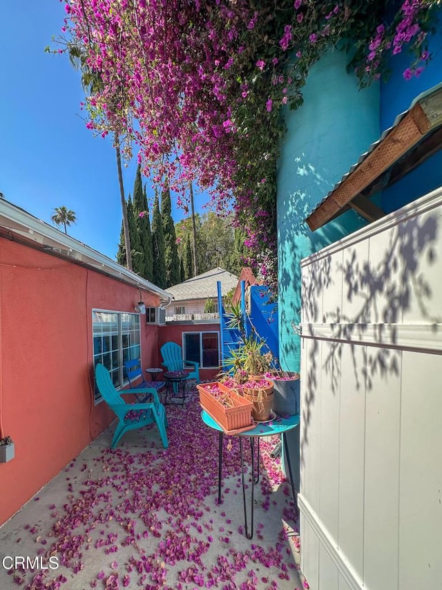 980 N Hoover St, Los Angeles, CA 90029 - view of patio