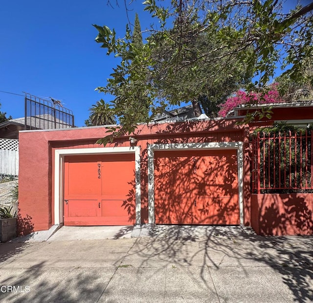 980 N Hoover St, Los Angeles, CA 90029 - garage with driveway