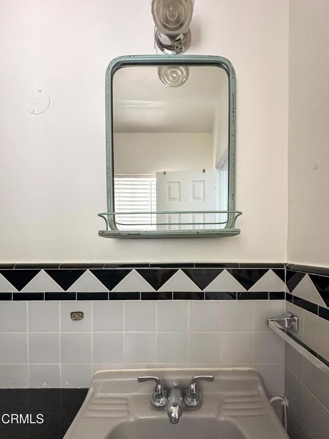 980 N Hoover St, Los Angeles, CA 90029 - bathroom featuring a sink