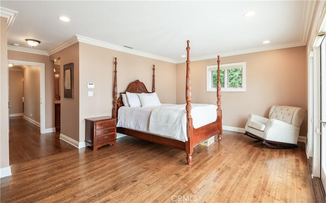 869 Rincon Ln, Palos Verdes Estates, CA 90274 - bedroom with light wood-style flooring, crown molding, and recessed lighting