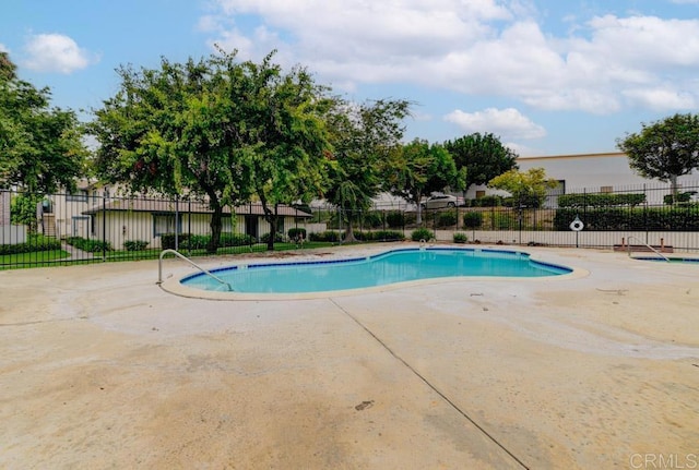3414 Del Este Way, Oceanside, CA 92056 - community pool with a patio area
