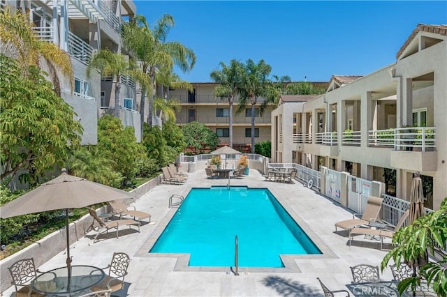 2604 E 20th St Unit 304, Signal Hill, CA 90755 - community pool with a patio