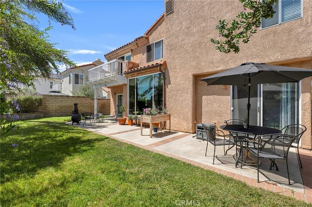 15736 Milne Cir, Moorpark, CA 93021 - back of property with a balcony, stucco siding, and a patio area