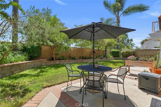 15736 Milne Cir, Moorpark, CA 93021 - fenced backyard featuring a patio area and outdoor dining area