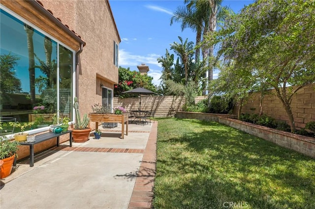 15736 Milne Cir, Moorpark, CA 93021 - fenced backyard with a patio