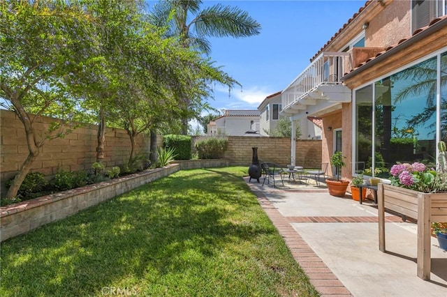 15736 Milne Cir, Moorpark, CA 93021 - fenced backyard featuring a patio area and a balcony