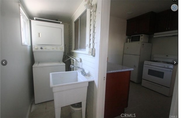 254 E Glenarm St, Pasadena, CA 91106 - washroom featuring estacked washer and dryer