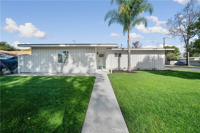 1541 E Wellington Ave, Santa Ana, CA 92701 - view of front of property featuring a front yard