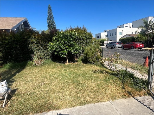1248 Rolland Curtis Pl, Los Angeles, CA 90037 - view of yard featuring a residential view