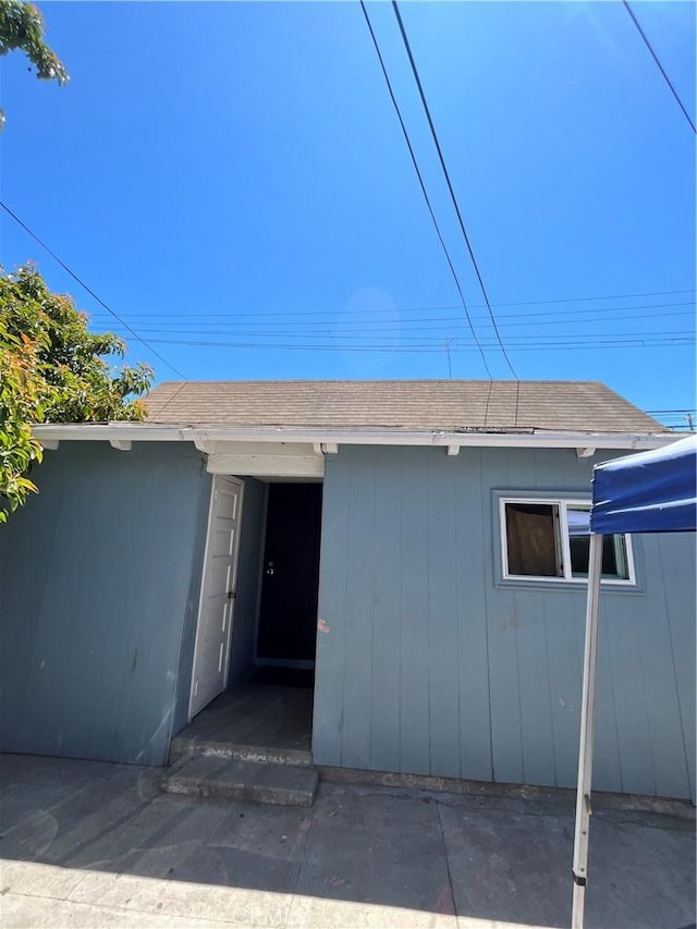 1248 Rolland Curtis Pl, Los Angeles, CA 90037 - entrance to property with roof with shingles
