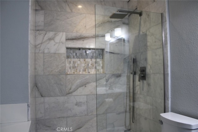 43340 Illinois, Palm Desert, CA 92211 - bathroom featuring a tile shower and a textured wall