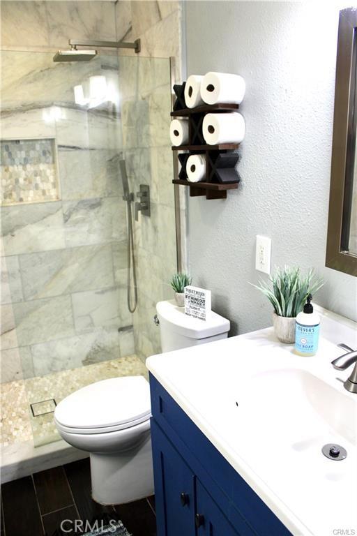 43340 Illinois, Palm Desert, CA 92211 - full bath featuring vanity and tiled shower