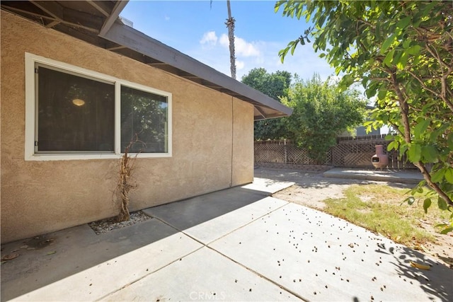 5013 Stancliff St, Bakersfield, CA 93307 - view of side of home with stucco siding and a patio area