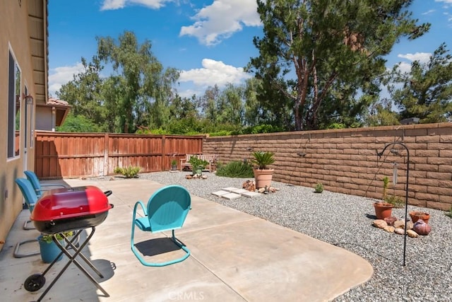 7704 Couples Way, Hemet, CA 92545 - fenced backyard with a patio area and grilling area