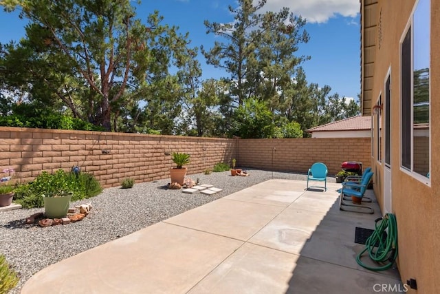 7704 Couples Way, Hemet, CA 92545 - fenced backyard featuring a patio area