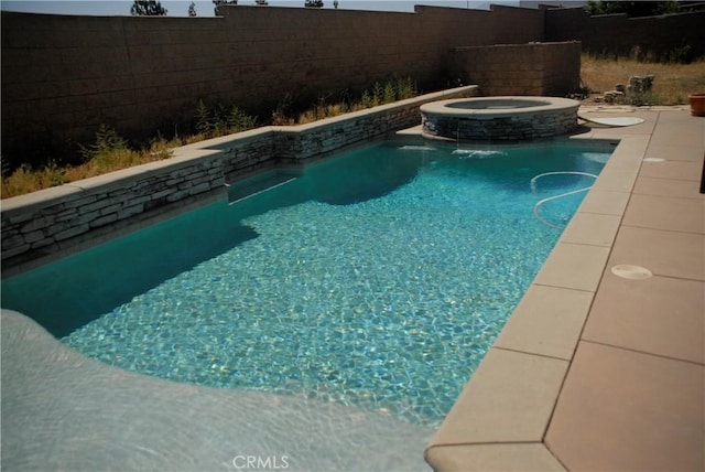 2007 Aberdeen Dr, Corona, CA 92881 - view of swimming pool featuring a pool with connected hot tub