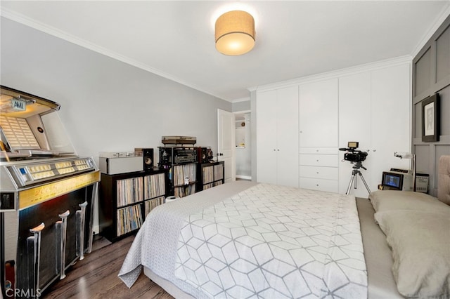 1118 Valencia St Unit 120, Los Angeles, CA 90015 - bedroom featuring dark wood-style floors, ornamental molding, and a closet