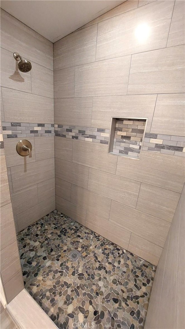 8649 Cantaloupe Ave, Panorama City, CA 91402 - bathroom featuring a tile shower