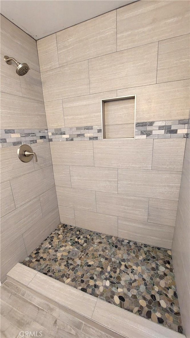 8649 Cantaloupe Ave, Panorama City, CA 91402 - bathroom with tiled shower