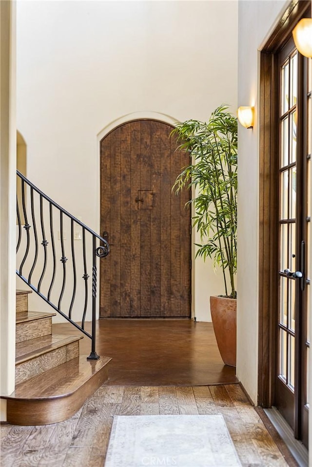 935 Isabella Way, San Luis Obispo, CA 93405 - foyer entrance with wood-type flooring and stairway